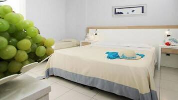 Kolmen hengen huone | Tallelokero huoneessa, vauvansängyt, vuodevaatteet