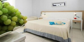 Caja de seguridad en la habitación, cunas y ropa de cama 