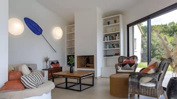 Eldstad, dvd-spelare och ett bordtennisbord