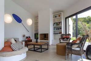 Chimenea, reproductor de DVD, mesa de ping pong