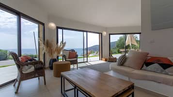 Eldstad, dvd-spelare och ett bordtennisbord