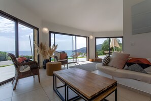 Chimenea, reproductor de DVD, mesa de ping pong