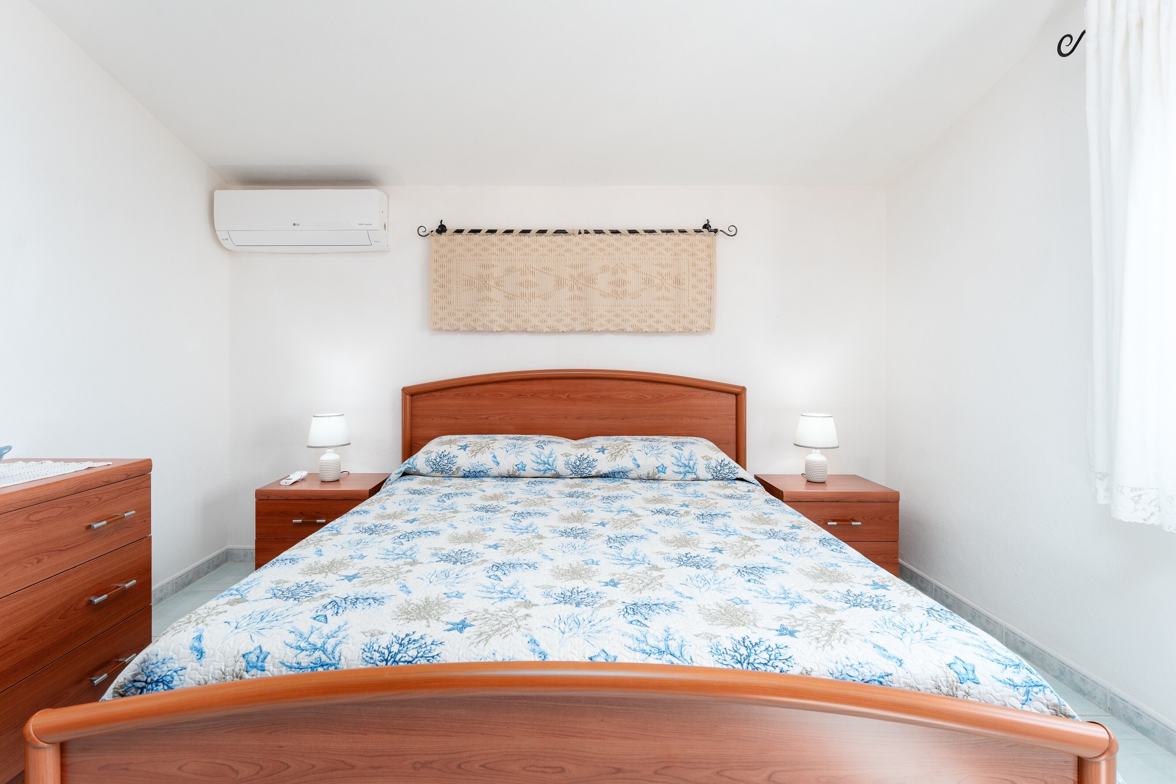 Tabla de planchar con plancha, wifi, ropa de cama
