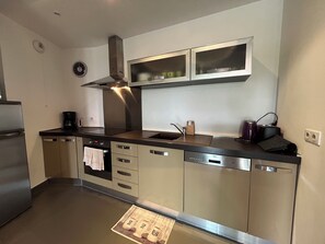 Fridge, microwave, oven, stovetop - Between the upper town and the marina (Porto-Vecchio)