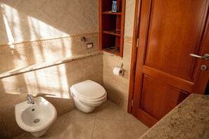 Appart'hôtel, balcon | Salle de bain