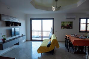 Appart'hôtel, balcon | Coin séjour