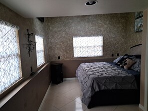 1 quarto, escrivaninha, ferros/tábuas de passar roupa, Wi-Fi de cortesia