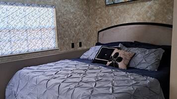 1 soverom, skrivebord, strykejern/-brett og wi-fi (inkludert)