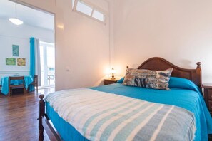 Iron/ironing board, Internet, bed sheets - VCGuesthouse Grace's Room (Funchal)