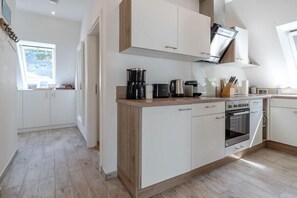 Frigorifero, microonde, forno, piano cottura