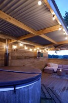 Bañera de hidromasaje al aire libre