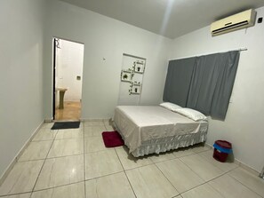 Basic Room | Blackout drapes, iron/ironing board, free WiFi - Açaizeiro Hostel (Belém)