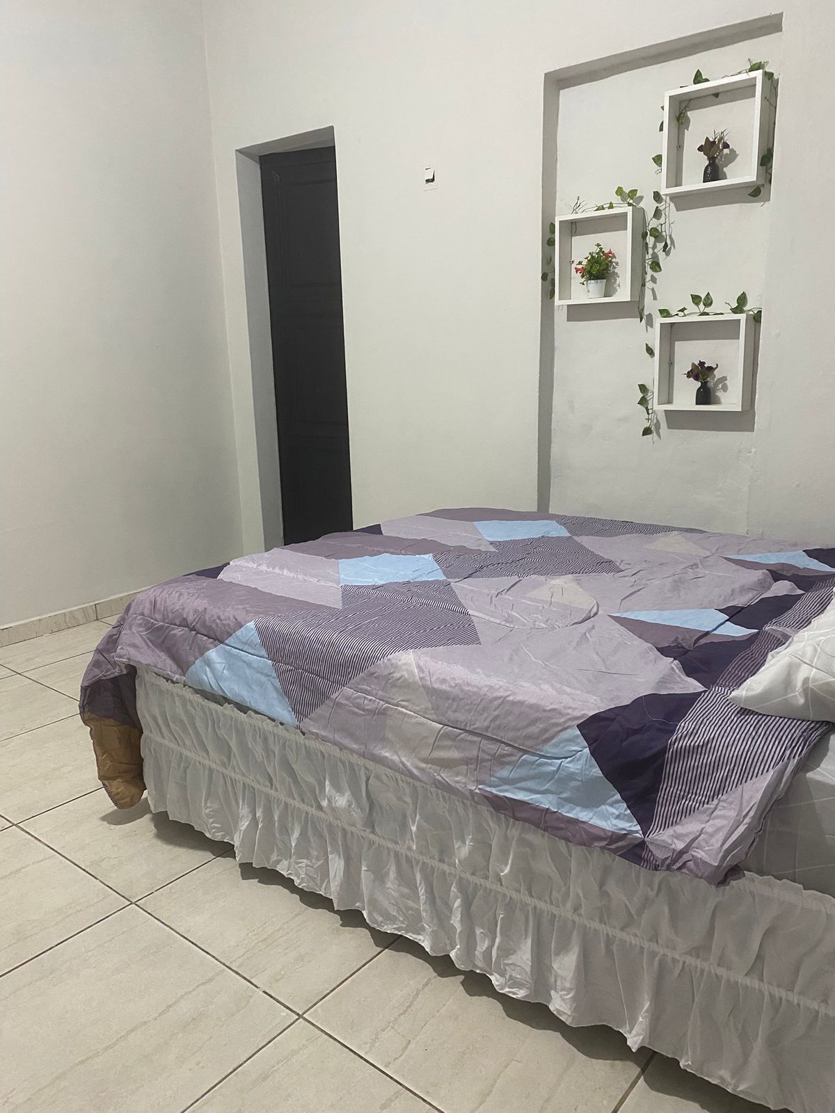 Habitación básica | Cortinas blackout, tabla de planchar con plancha y wifi gratis 