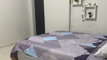 Habitación básica | Cortinas blackout, tabla de planchar con plancha y wifi gratis