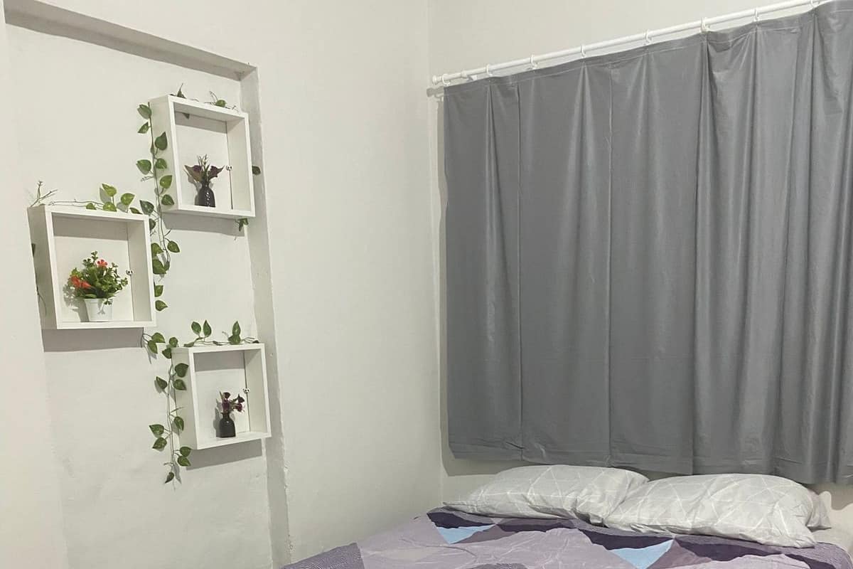 Habitación básica | Cortinas blackout, tabla de planchar con plancha y wifi gratis