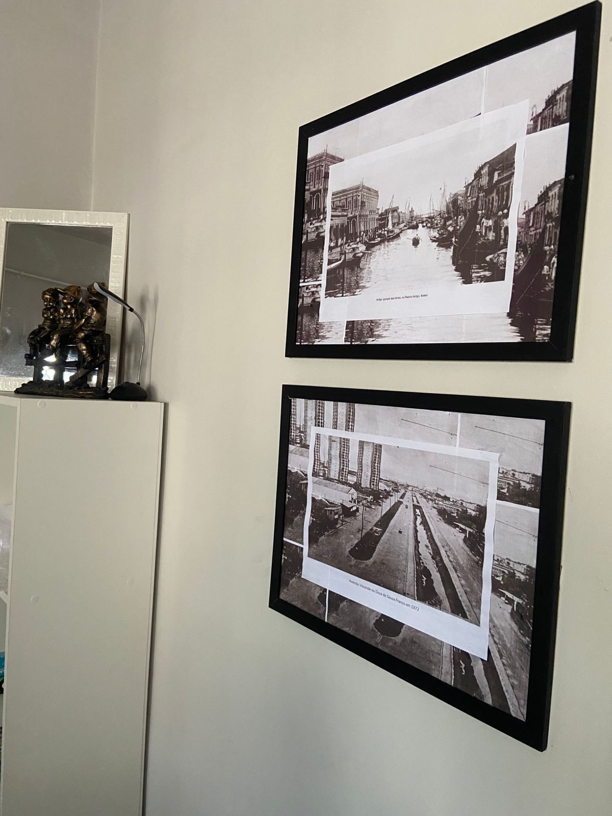 Deux photographies en noir et blanc représentant des scènes urbaines : l’une montre un canal bordé d’immeubles et de bateaux, et l’autre, un chantier de construction avec des grues et des bâtiments.
