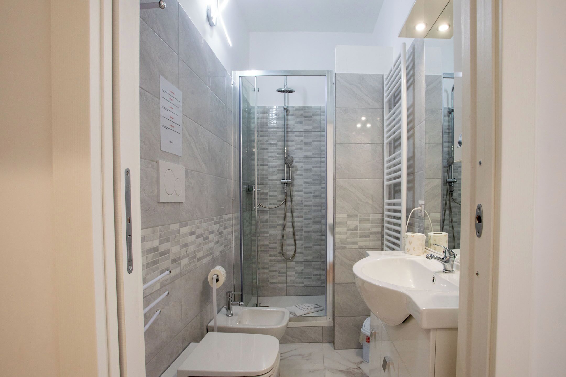 Een douche, een haardroger, een bidet, handdoeken
