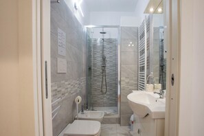 Shower, hair dryer, bidet, towels - Modern facility 50mt from metro line A, two steps from Vatican Museums (Roma)