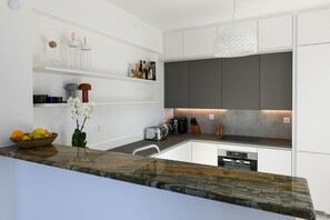 Wasserkocher mit Kaffee-/Teezubehör, Kühlschrank, Mikrowelle, Ofen