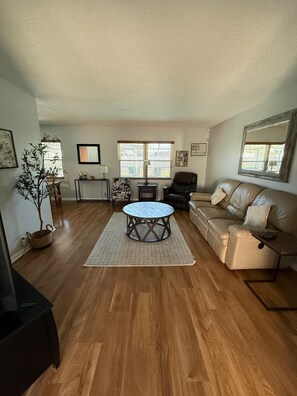 TV - John Shirley's Retreat (Winter Haven)