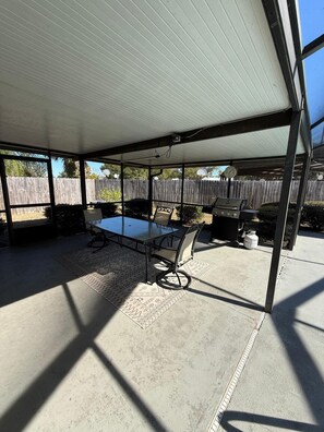 Outdoor dining - John Shirley's Retreat (Winter Haven)
