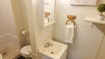 Chambre Standard | Salle de bain | Douche, serviettes fournies, savon, shampooing