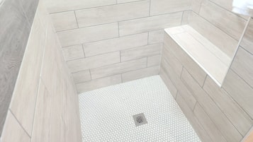 Habitación Premium | Baño | Ducha, toallas, jabón y champú