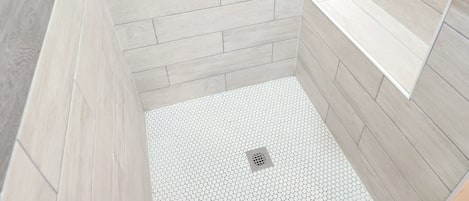 Premium Room | Bathroom | Shower, towels, soap, shampoo