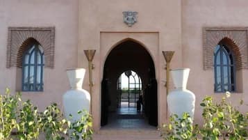 Villa, balcón, vista al jardín | Exterior