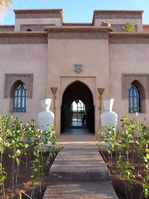 Villa, Balcony, Garden View | Bahagian luar