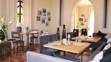 Villa, balcon, vue jardin | Restauration