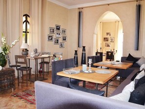 Villa, balcon, vue jardin | Restauration