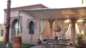 Villa, balcón, vista al jardín | Restaurante al aire libre