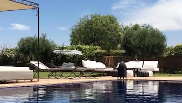 Villa, balcón, vista al jardín | Alberca | Alberca al aire libre