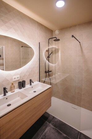 Shower, towels, soap, toilet paper - Luxury apt with 2 terraces close to the beach (Oostende)