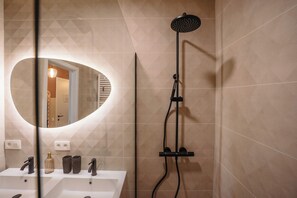 Shower, towels, soap, toilet paper - Luxury apt with 2 terraces close to the beach (Oostende)