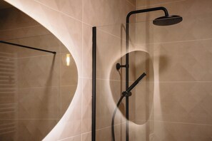 Shower, towels, soap, toilet paper - Luxury apt with 2 terraces close to the beach (Oostende)