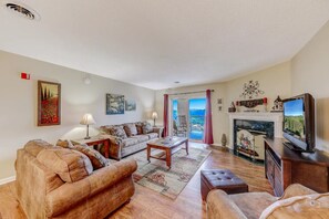 Smart TV, fireplace - Two bedroom, Two Bathroom Condo| Pigeon Forge| Old Mill| Sleeps 6 (Pigeon Forge)