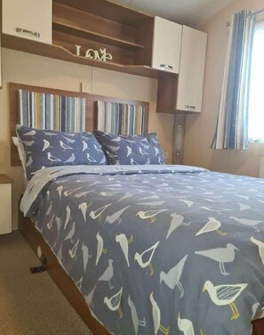 3 bedrooms, individually decorated, individually furnished, free WiFi - Littlesea Holiday Park - Holiday Accommodation 19270 (Weymouth)