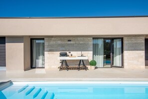 A heated pool - Villa Daleo with private heated pool and jacuzzi. (Labinci)