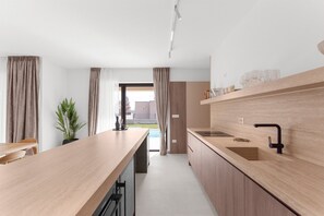 Frigorifero, forno, piano cottura, lavastoviglie