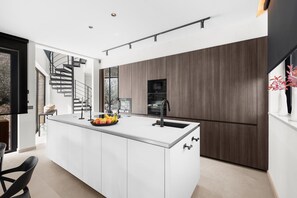 Fridge, microwave, oven, stovetop - Luxury Villa with pool and jacuzzi near Poreč (Vabriga)