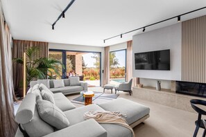 TV - Luxury Villa with pool and jacuzzi near Poreč (Vabriga)