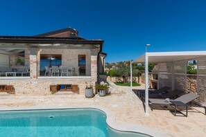 A heated pool - Villa Hardy with pool and sauna near Poreč. (Frata)