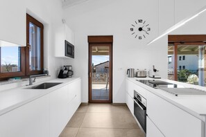 Fridge, microwave, oven, stovetop - Villa Hardy with pool and sauna near Poreč. (Frata)