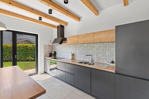 Fridge, microwave, oven, stovetop - Villa Kroštula beautiful holiday home with private pool for 12 guests (Vrh Lasici)