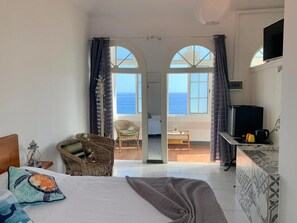 Iron/ironing board, WiFi, bed sheets - VCGuesthouse Tower's Room (Funchal)