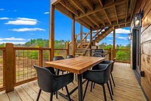 Outdoor dining - *Gorgeous 5BD Lodge w/ POOL! Hot Tub + Theater* (Sevierville)