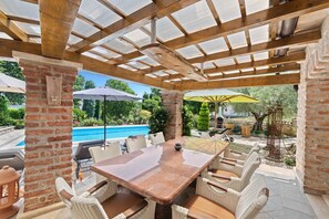 Outdoor dining - Villa Karim with private pool and BBQ near Poreč for 6+2 people. Pet friendly. (Jehnici)