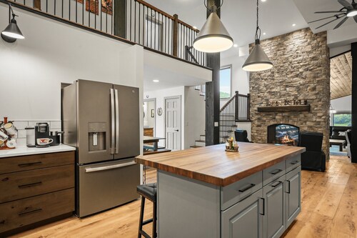 The Zoo Barn! Pool, Hot Tub, Bball/Pkbl, Theater